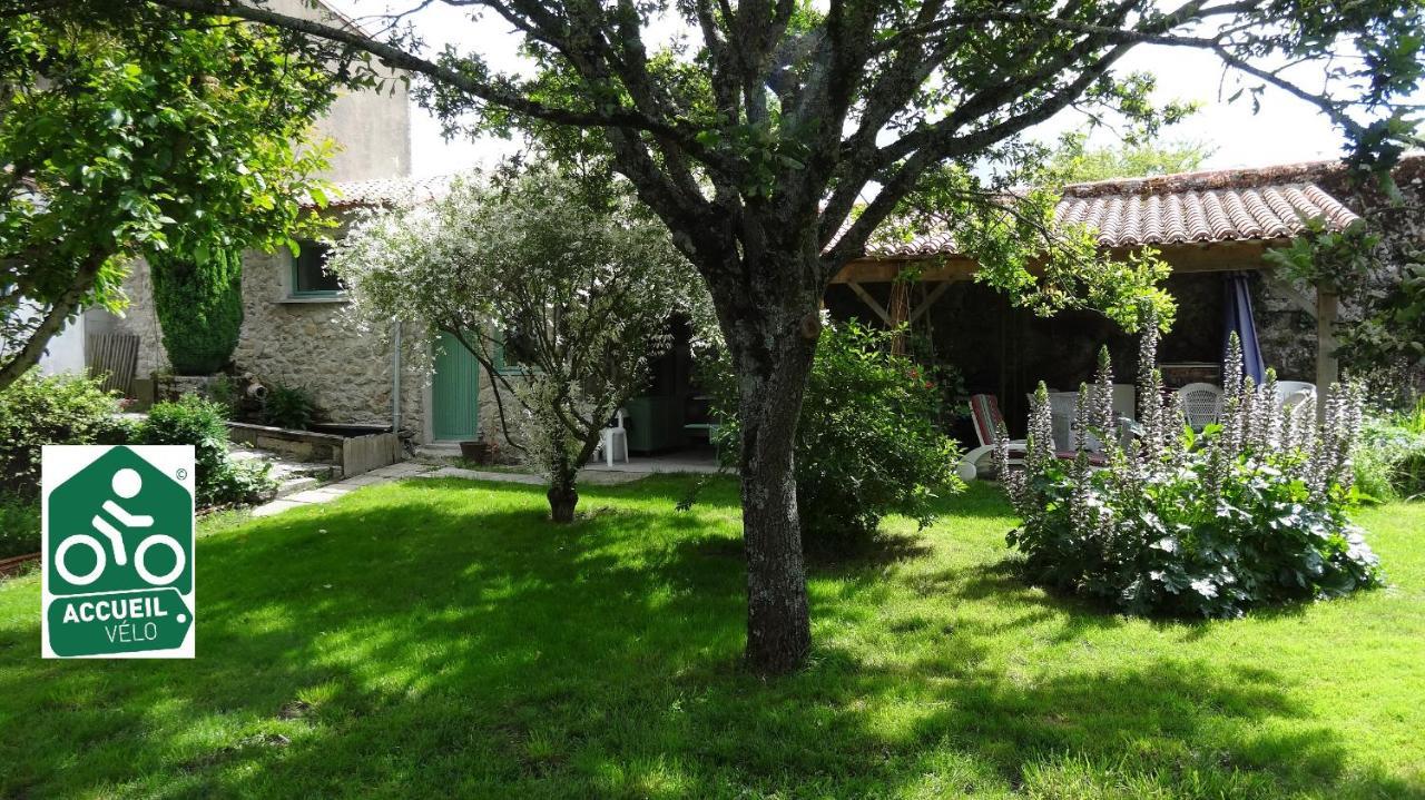 Logis Des Douves Bed & Breakfast Tiffauges Bagian luar foto