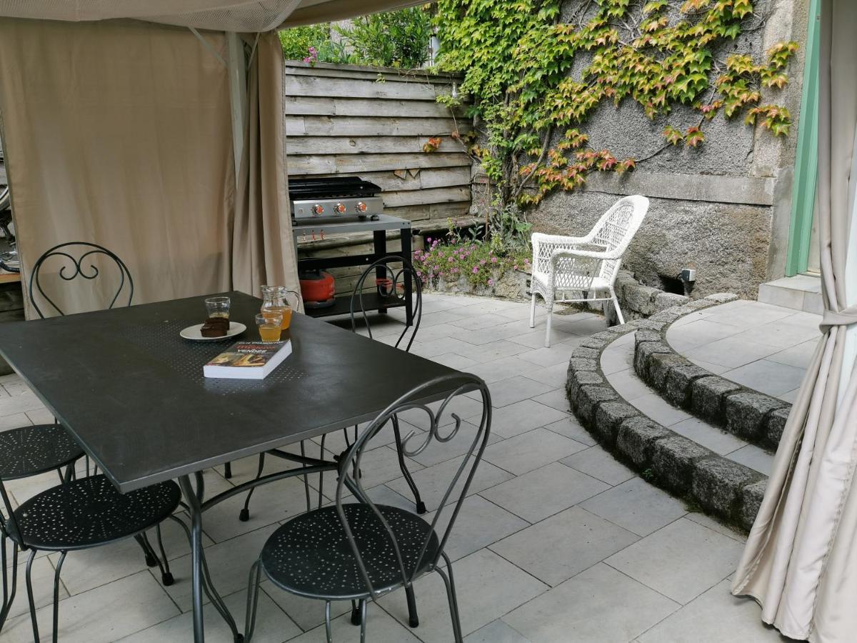 Logis Des Douves Bed & Breakfast Tiffauges Bagian luar foto