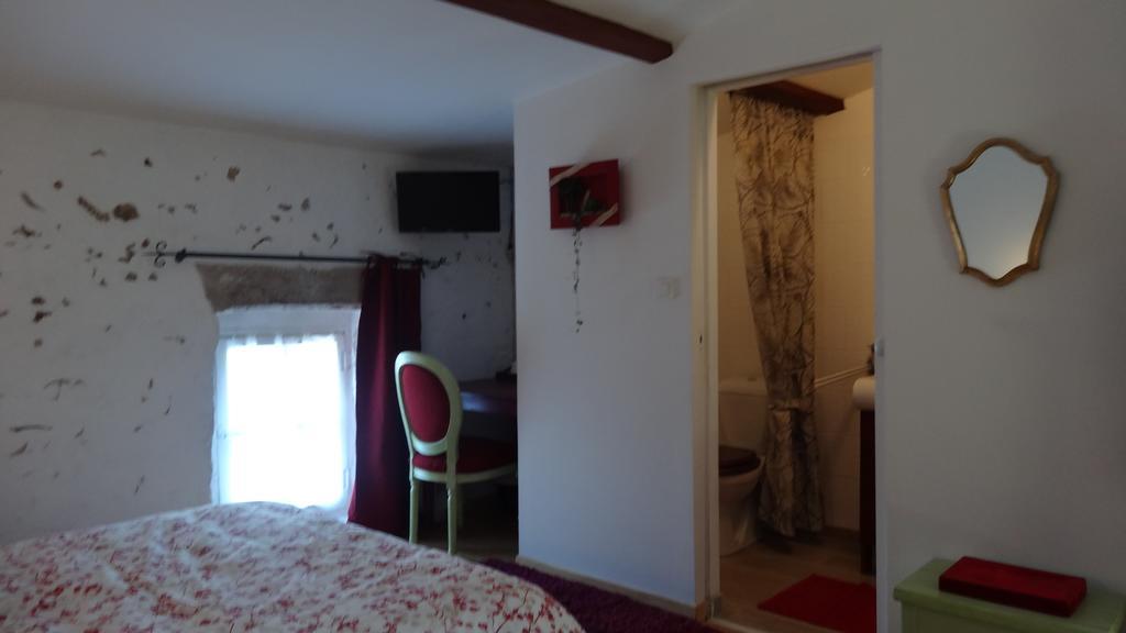 Logis Des Douves Bed & Breakfast Tiffauges Bagian luar foto