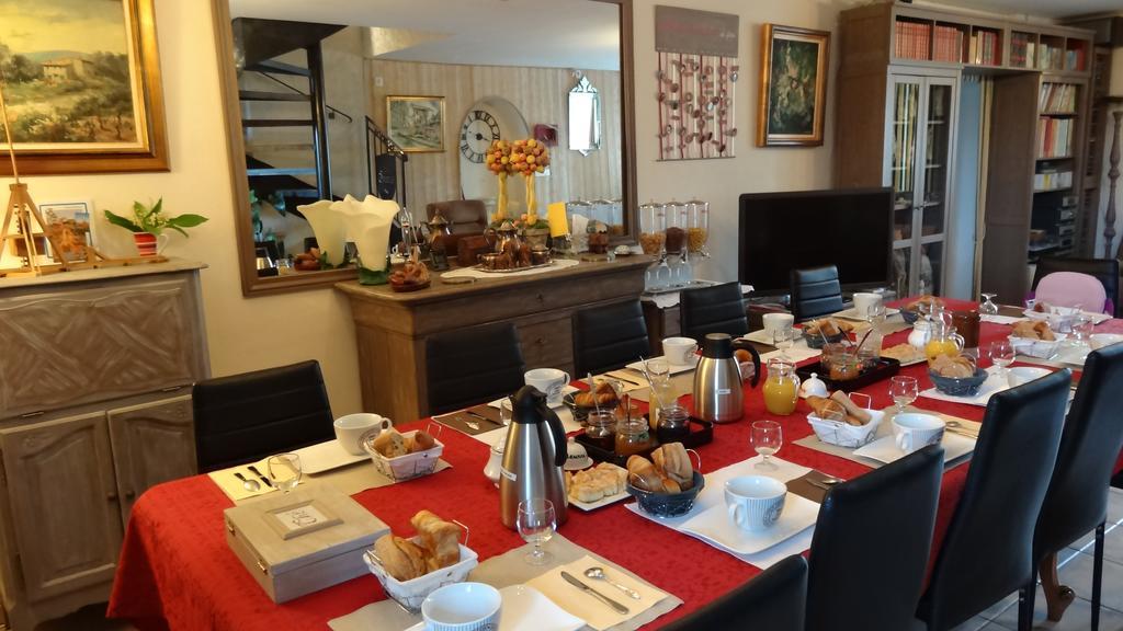 Logis Des Douves Bed & Breakfast Tiffauges Bagian luar foto