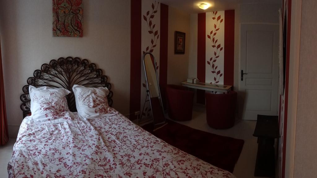 Logis Des Douves Bed & Breakfast Tiffauges Bagian luar foto