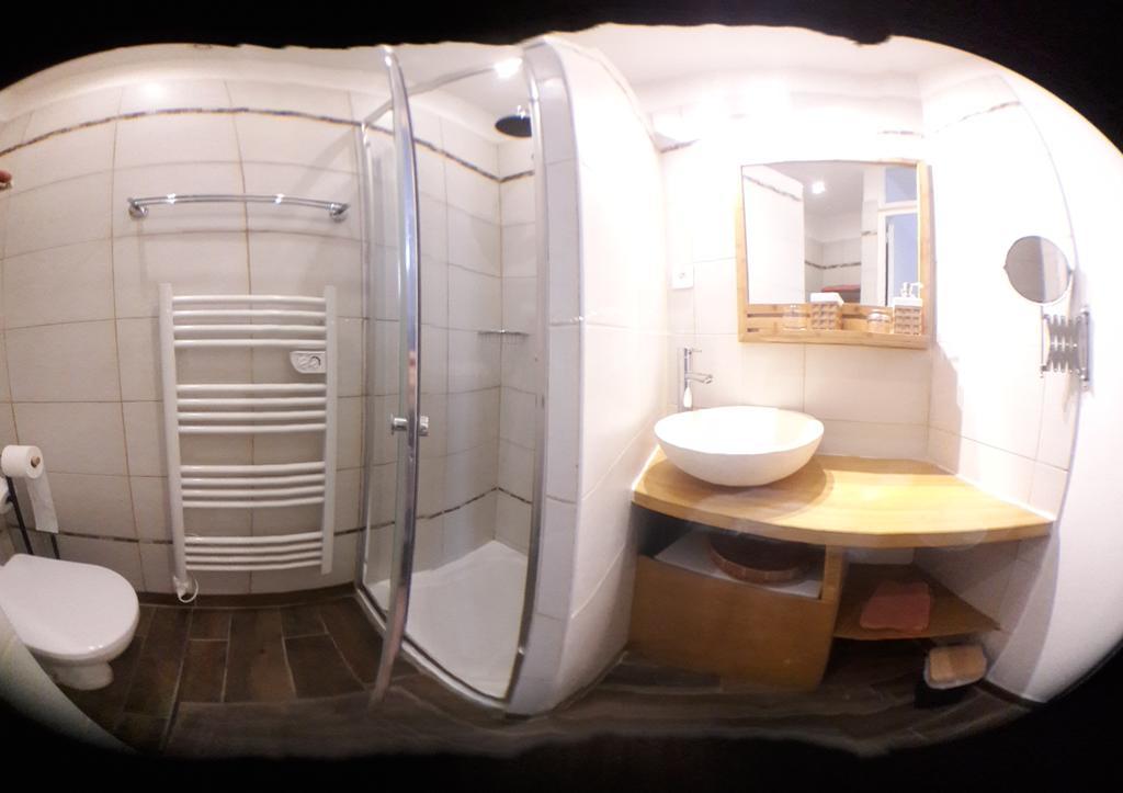 Logis Des Douves Bed & Breakfast Tiffauges Bagian luar foto